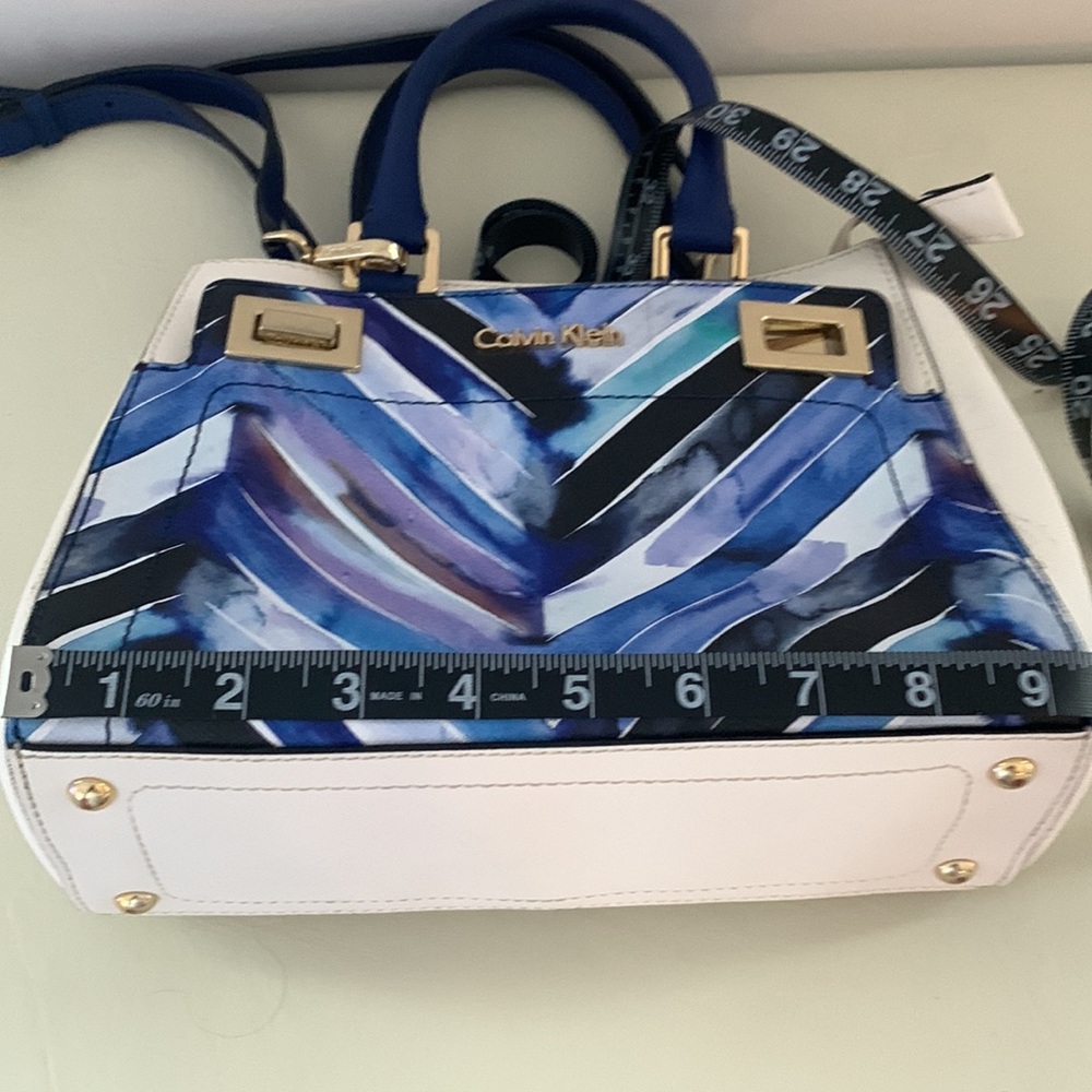 CALVIN KLEIN Crossbody satchel - White w/ blue Chevron  pattern & gold details. - Picture 14 of 16